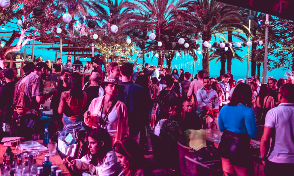 what time do clubs open in barcelona